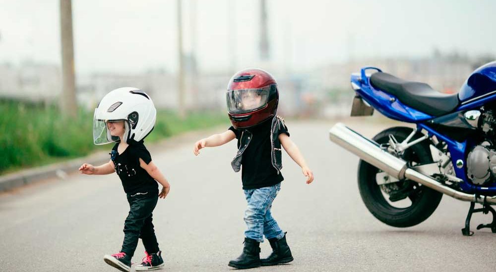 A que edad pueden viajar los niños en moto?