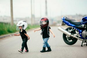 A que edad pueden viajar los niños en moto?